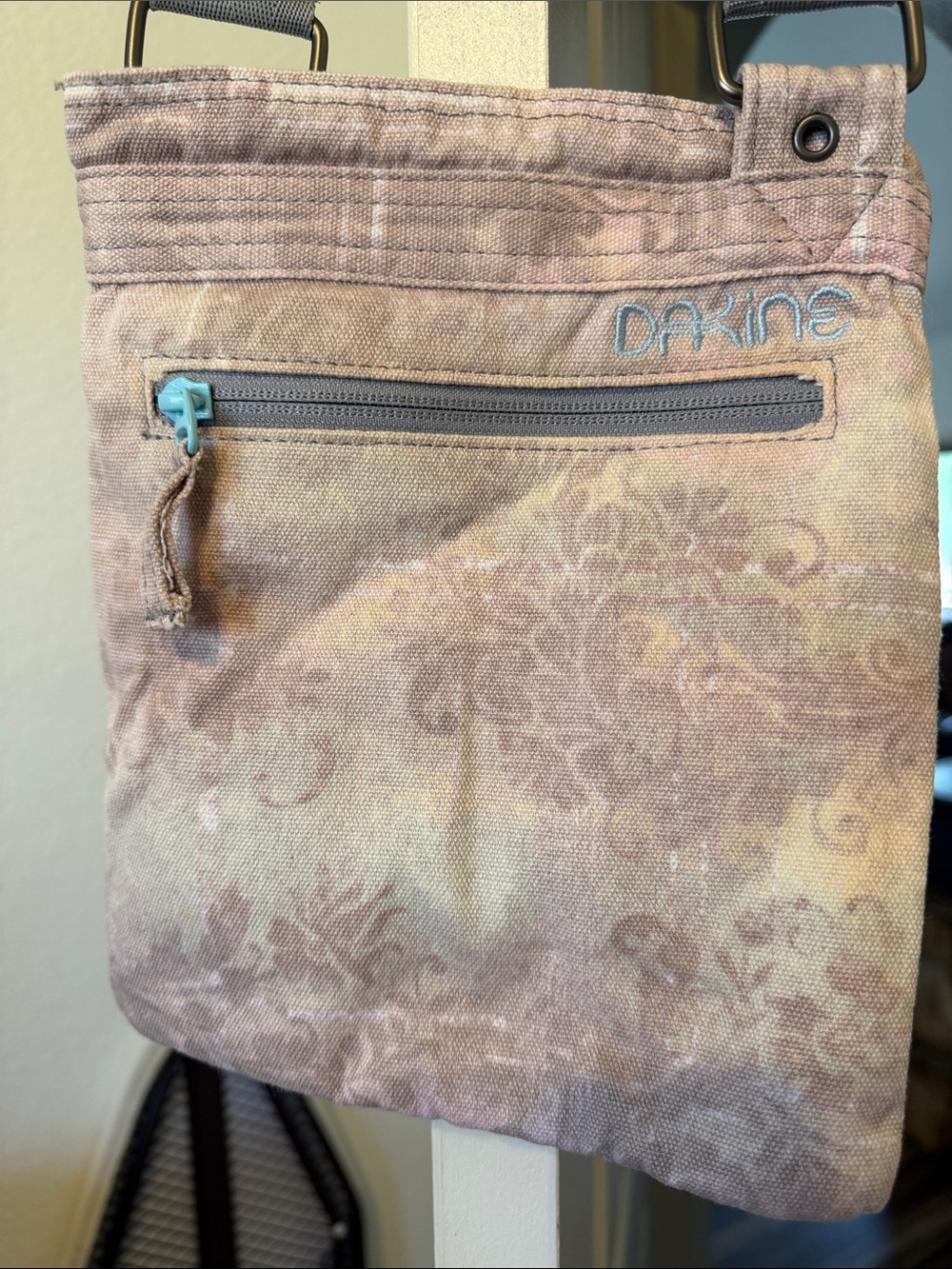 Dakine Floral Print Messenger Crossbody in Dusty Pink and Teal